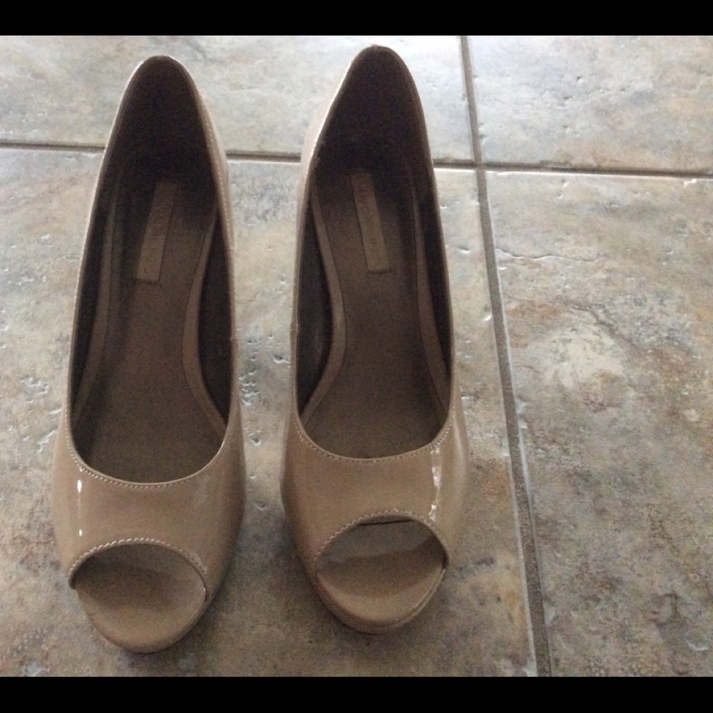 Tan patten leather, key toe dress shoe